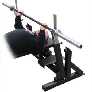 Mies tekee penkkipunnerrusta kuntosalilla vahvistaen rintalihaksia PRO Helper -penkillä.