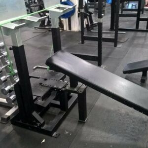 Moderni kuntosali, musta painopenkki ja metalliset käsipainot voima- ja lihaskuntoharjoitteluun.