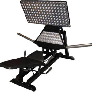 Säädettävä musta kuntosalipenkki ja tukeva voimaharjoitteluteline lihasvoimaharjoitteluun.