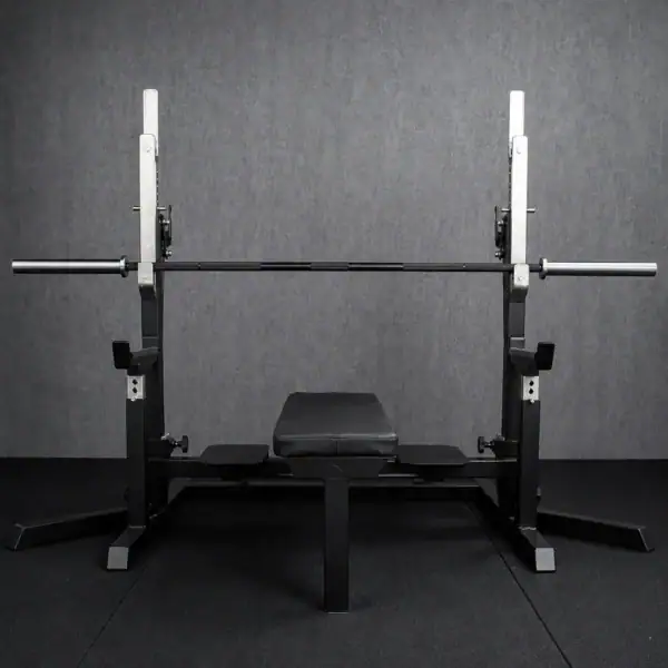 SportKraft Strong voimanostotanko 20kg lepäämässä Combo Rack -telineessä kuntosalilla