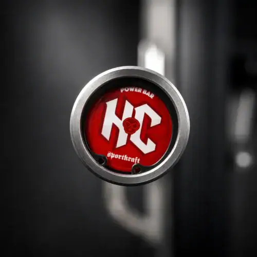 ähikuva SportKraft Hardcore voimanostotangon punaisesta HC Power Bar -päätylogosta