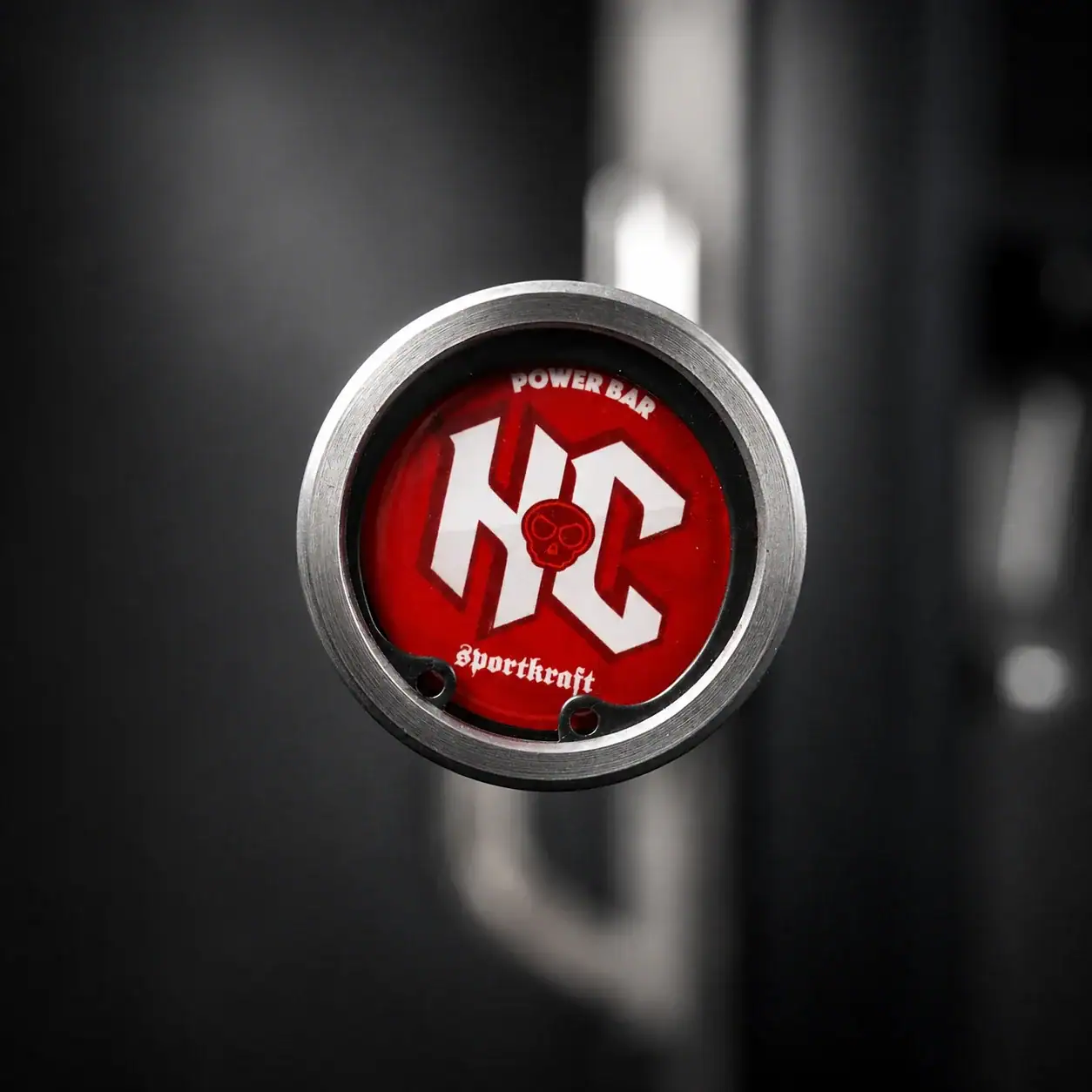 ähikuva SportKraft Hardcore voimanostotangon punaisesta HC Power Bar -päätylogosta