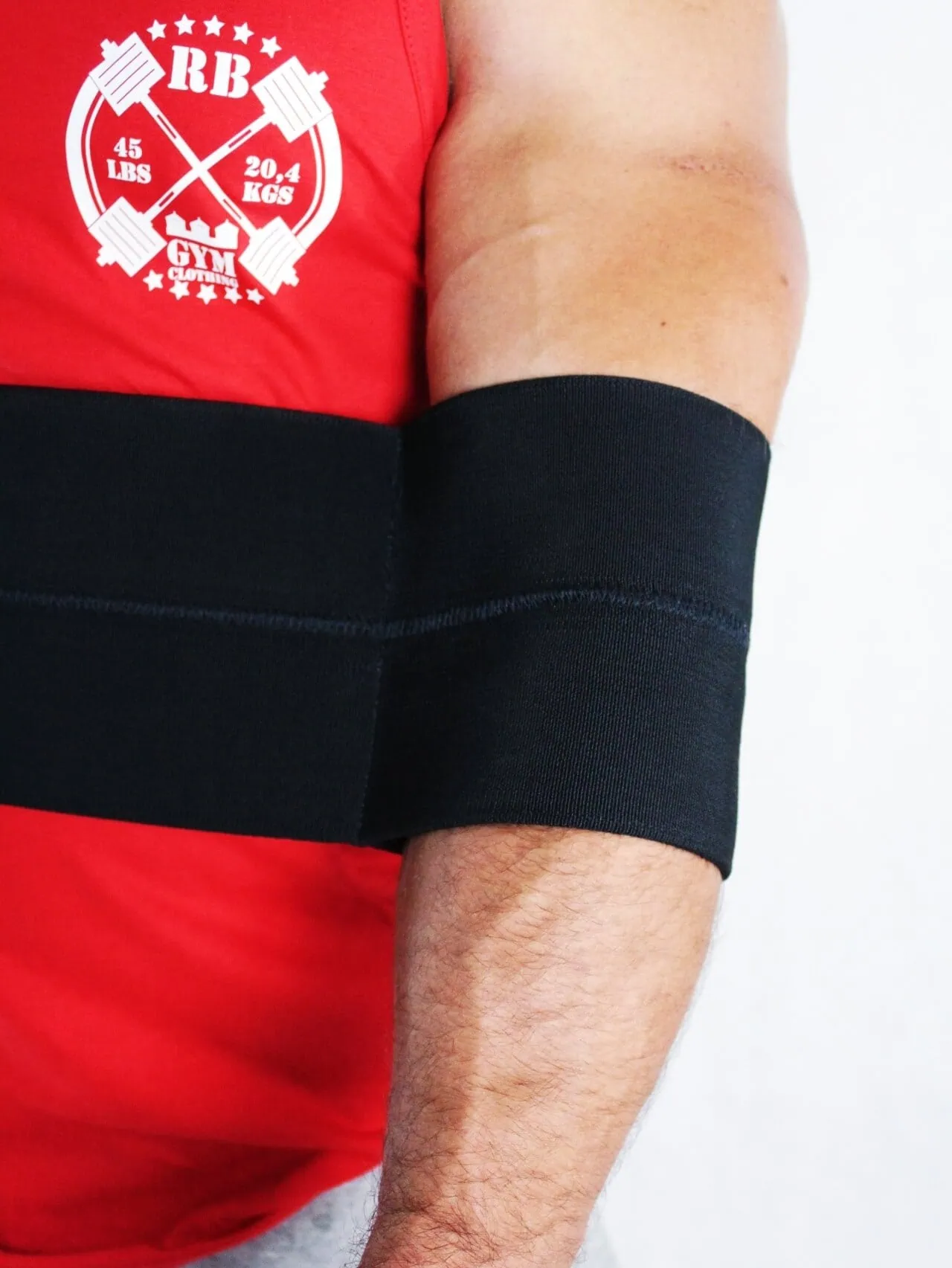 Kuntosaliharjoitus, mies makaa penkillä.