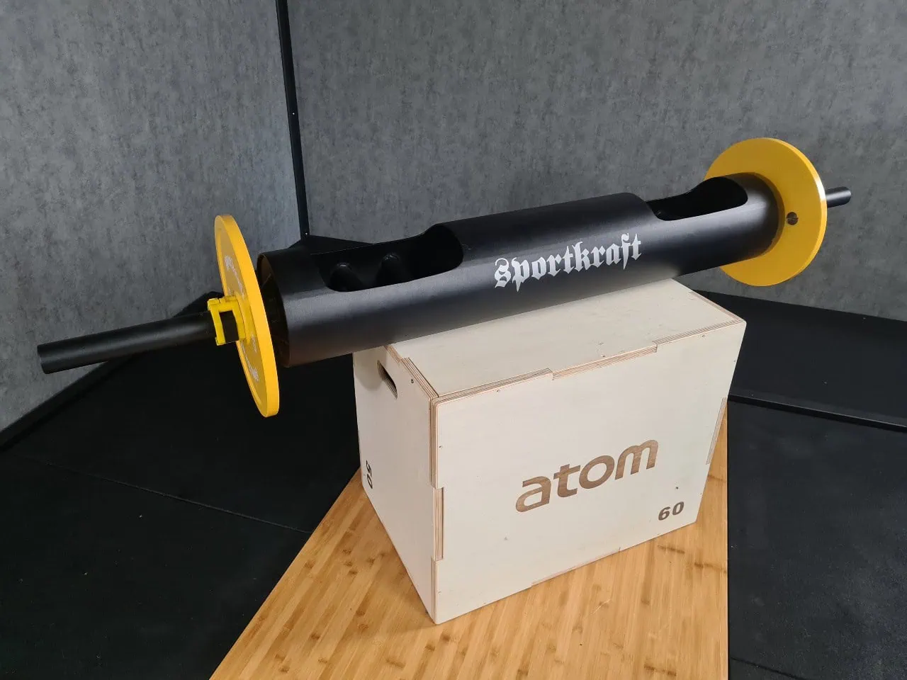 Painonnostoväline laatikolla.