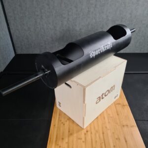 Sportifit turvallisuuskyykkytanko puualustalla, laadukas musta viimeistely ja kestävä rakenne.