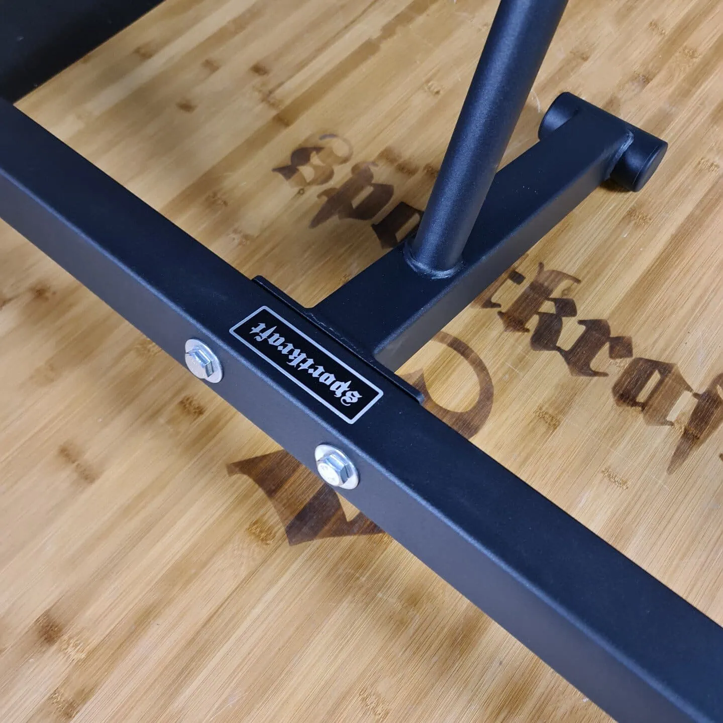 Kuntoiluvälineen metallinen rakenne ja logo