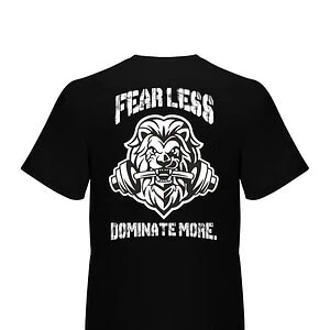 Musta unisex T-paita, jossa valkoinen leijonakuvio ja teksti FEAR LESS DOMINATE MORE.