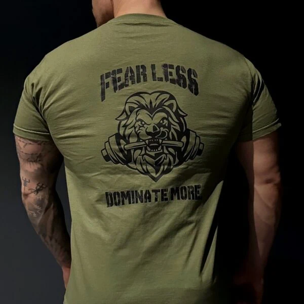 Sportkraft - Salimarkku Oy 31 Vihreä motivaatio T-paita leijonaprintillä ja teksteillä Fear Less, Dominate More.