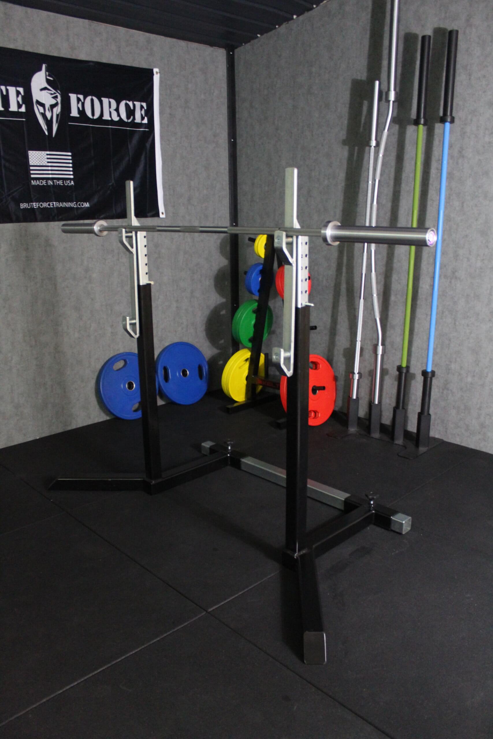 SportKraft kyykkyteline ja värikkäät levypainot modernissa voimaharjoittelutilassa.