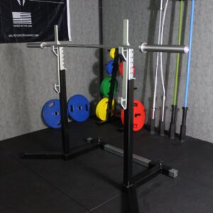 SportKraft kyykkyteline ja värikkäät levypainot modernissa voimaharjoittelutilassa.