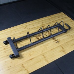 Tukeva musta metallinen levypainoteline kuudella koukulla koti- ja kuntosalikäyttöön.