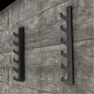 Kaksi mattamustaa metallista seinätelinettä betoniseinällä, moderni ja teollinen säilytysratkaisu.