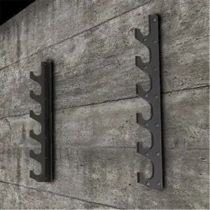 Kaksi mattamustaa metallista seinätelinettä betoniseinällä, moderni ja teollinen säilytysratkaisu.