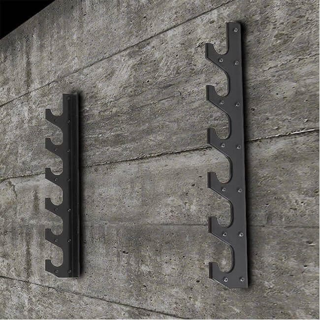 Kaksi mattamustaa metallista seinätelinettä betoniseinällä, moderni ja teollinen säilytysratkaisu.