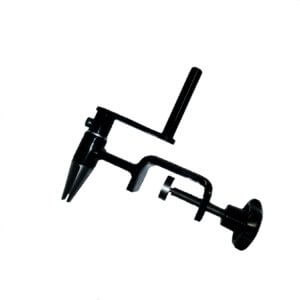 Tukeva musta penkkipuristin puu- ja metallitöihin työpajassa.