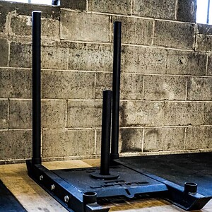 SportKraft voimakelkka teollistyylisessä kuntosalissa voimaharjoitteluun ja kunnon kehittämiseen.