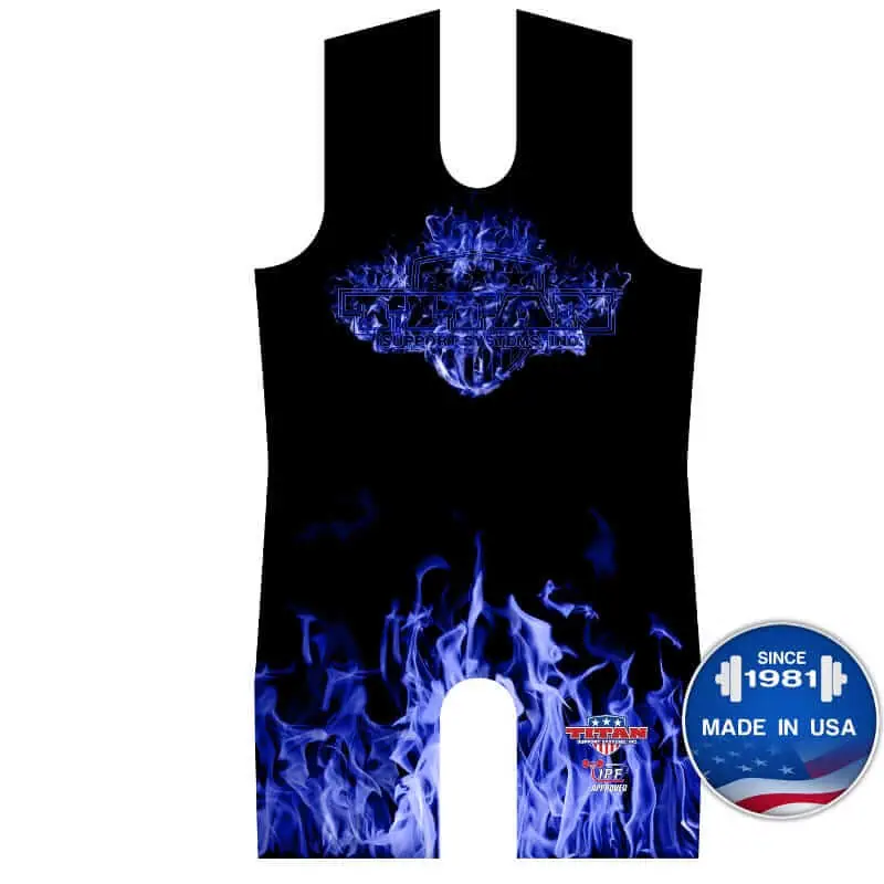 Musta Titan Triumph Blue Inferno voimanostopuku sinisillä liekeillä, IPF-hyväksytty ja USA:ssa valmistettu.