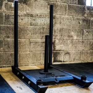 SportKraft voimakelkka teollistyylisessä kuntosalissa voimaharjoitteluun ja kunnon kehittämiseen.