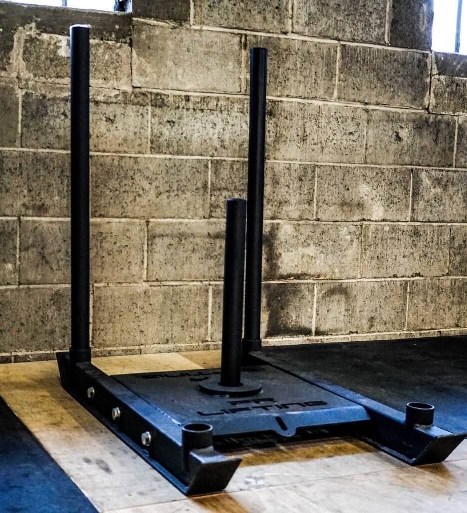 SportKraft voimakelkka teollistyylisessä kuntosalissa voimaharjoitteluun ja kunnon kehittämiseen.