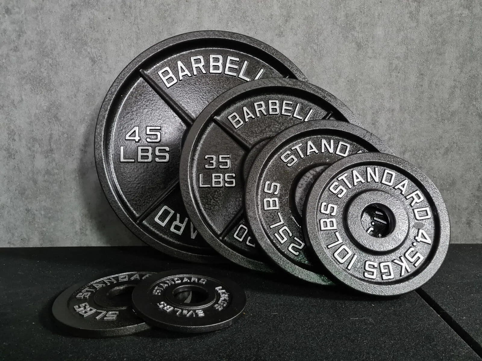 Useita painolevyjä eri painoilla.