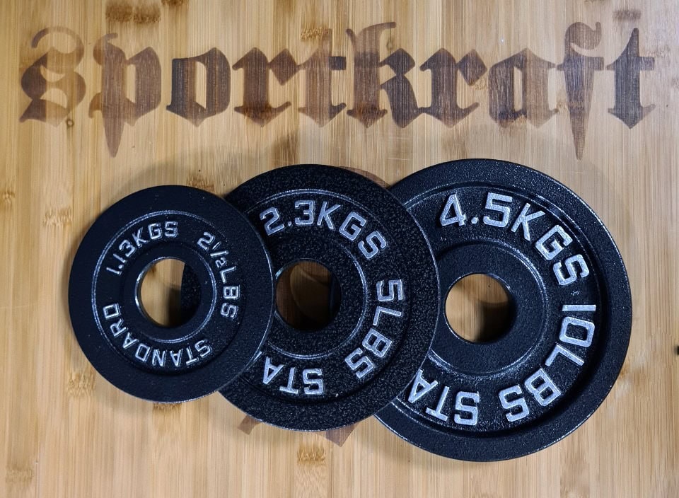 Kolme erikokoista painolevyä.