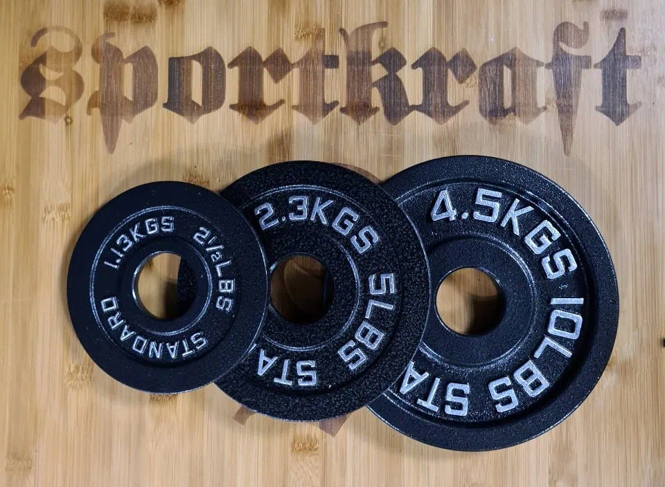 Kolme erikokoista painolevyä.