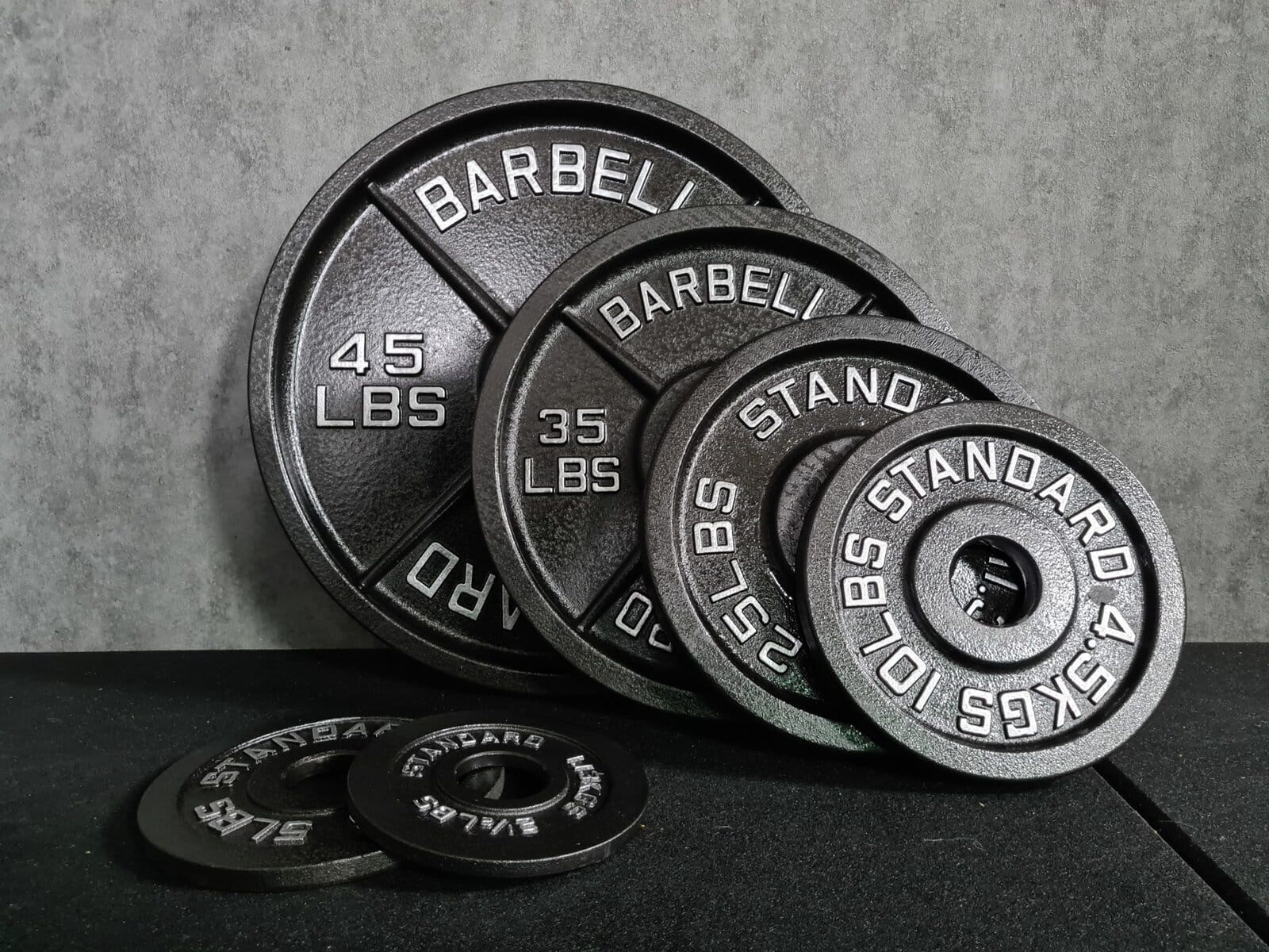 Useita painolevyjä eri painoilla.