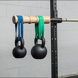 Kettlebellit ja vastuskumit bambutangolla nykyaikaisessa voimaharjoittelusalissa.