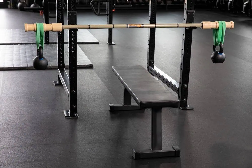 Kuntosalivälineet, penkki ja painot.