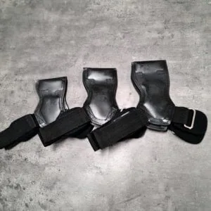 Kolme mustaa SportKraft rannetukea harmaalla taustalla, säädettävät hihnat tukevat treenissä ja palautumisessa.