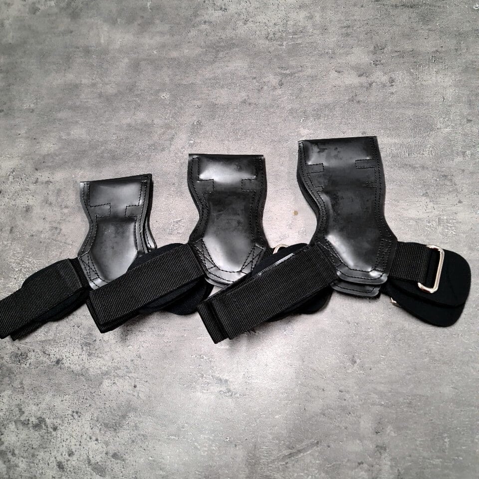 Kolme mustaa SportKraft rannetukea harmaalla taustalla, säädettävät hihnat tukevat treenissä ja palautumisessa.