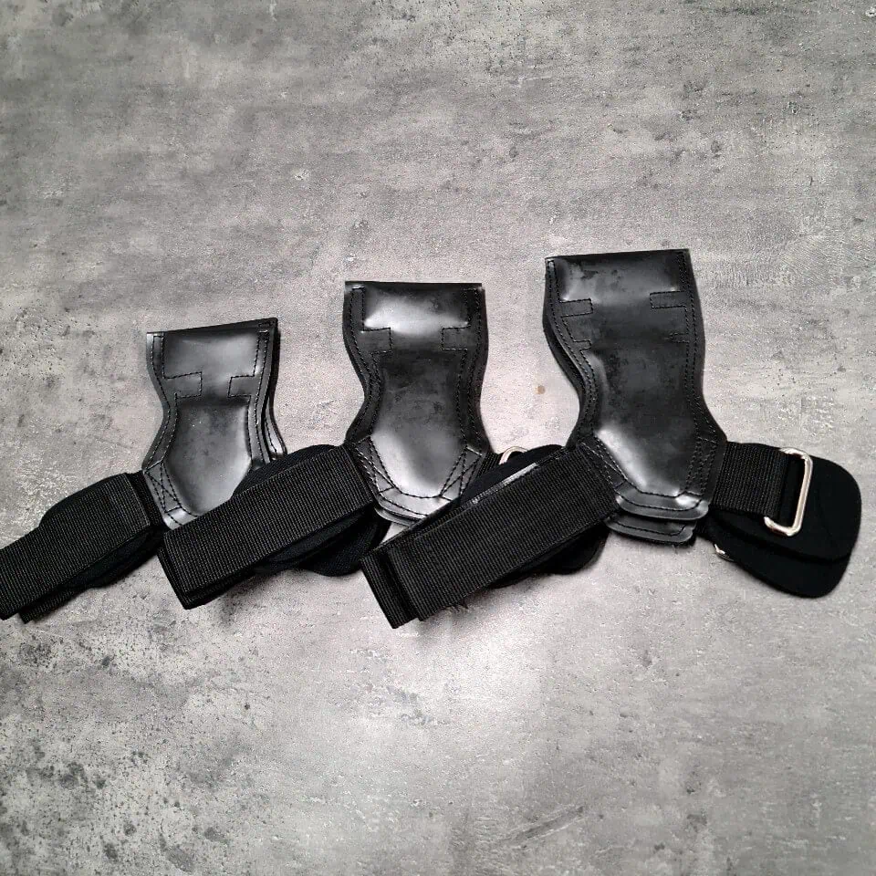 Kolme mustaa SportKraft rannetukea harmaalla taustalla, säädettävät hihnat tukevat treenissä ja palautumisessa.