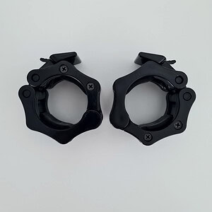 Mustat metalliset käsiraudat valkoisella taustalla, ammattimainen ja kestävä turvavaruste.