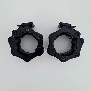 Mustat metalliset käsiraudat valkoisella taustalla, ammattimainen ja kestävä turvavaruste.