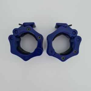 Siniset metallinhohtoiset SportKraft Lock Jaw levypainolukot valkoisella taustalla.