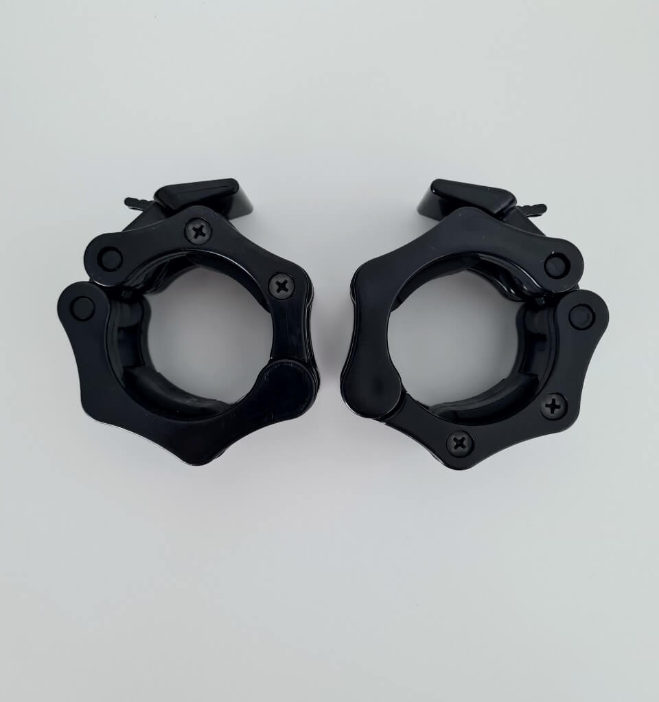 Mustat metalliset käsiraudat valkoisella taustalla, ammattimainen ja kestävä turvavaruste.