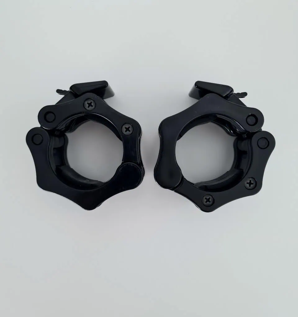 Mustat metalliset käsiraudat valkoisella taustalla, ammattimainen ja kestävä turvavaruste.