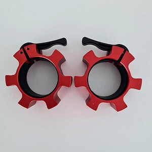 Punaiset SportKraft painelukot mustilla vivuilla, kestävät ja tyylikkäät kiinnitykset valkoisella taustalla.