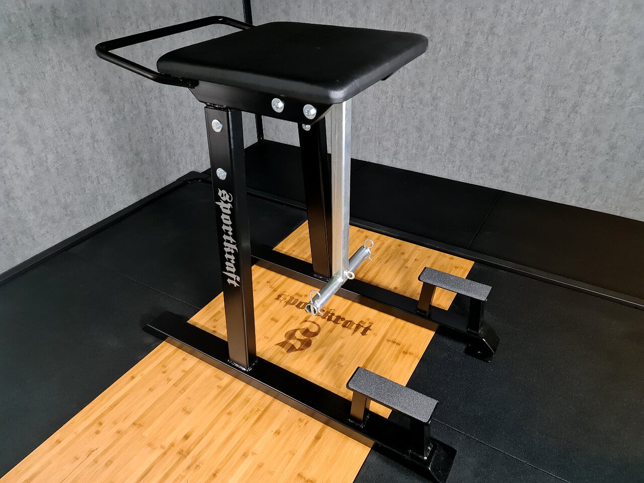 Voimaharjoittelulaitteisto salilla.