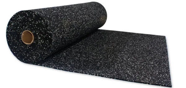 Kumimatto rullalla, musta ja värikäs.