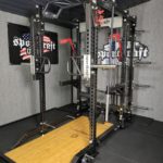 Kuntosalilaite, jossa on painot.