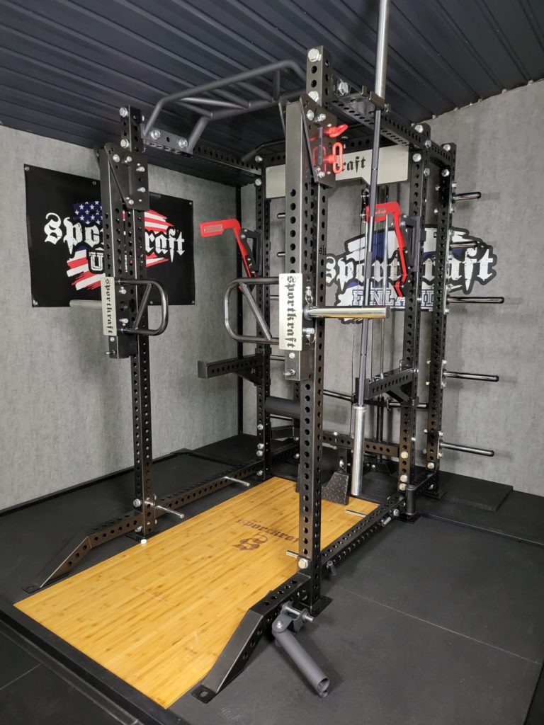 Kuntosalilaite, jossa on painot.