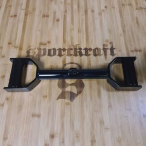 SportKraft PRO landmine-lapiokahva, musta metallinen treenikahva vaaleaa puupintaa vasten.