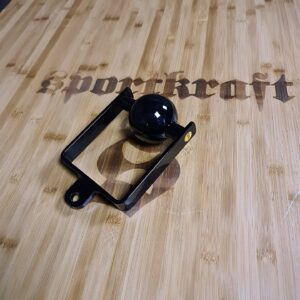 Musta SportKraft yhden käden taljakahva bambualustalla, pyörivä pallo ja moderni muotoilu.