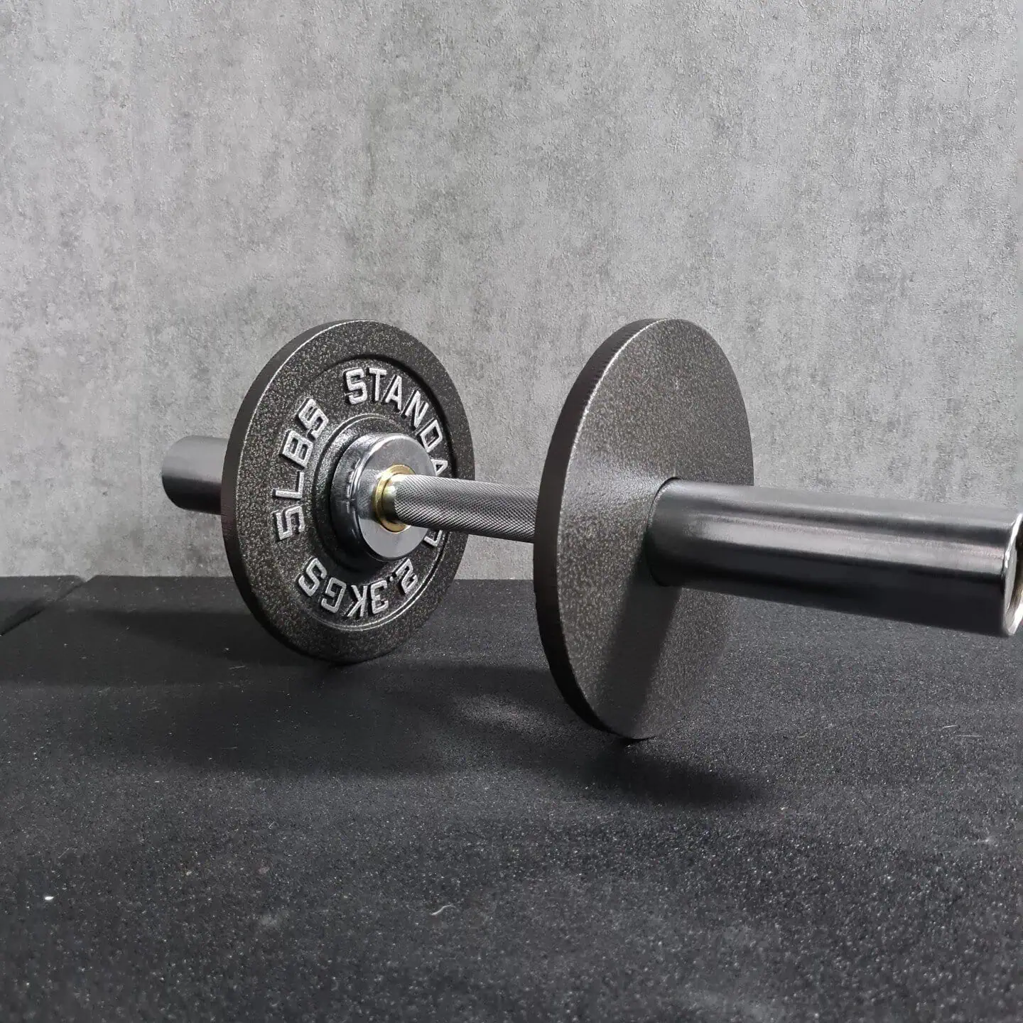 Käsipainotanko mustilla painolevyillä