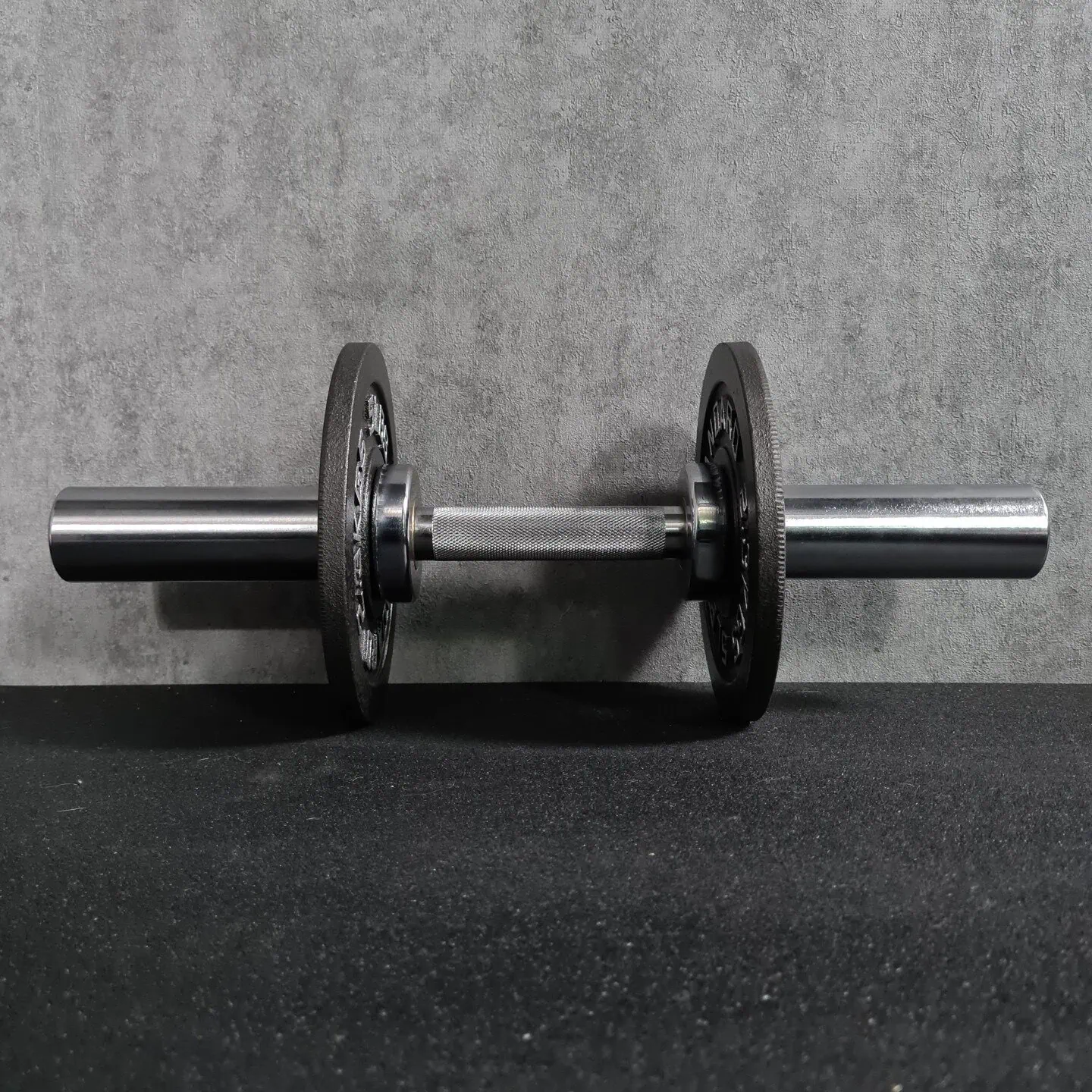 Treenipunnerrusväline mustalla taustalla.