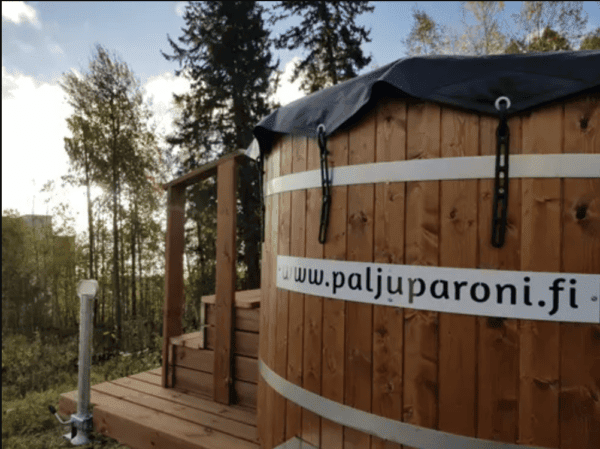 Puinen palju ja portaat metsän rauhass Savonlinnassa, täydellinen rentoutumishetki luonnossa.