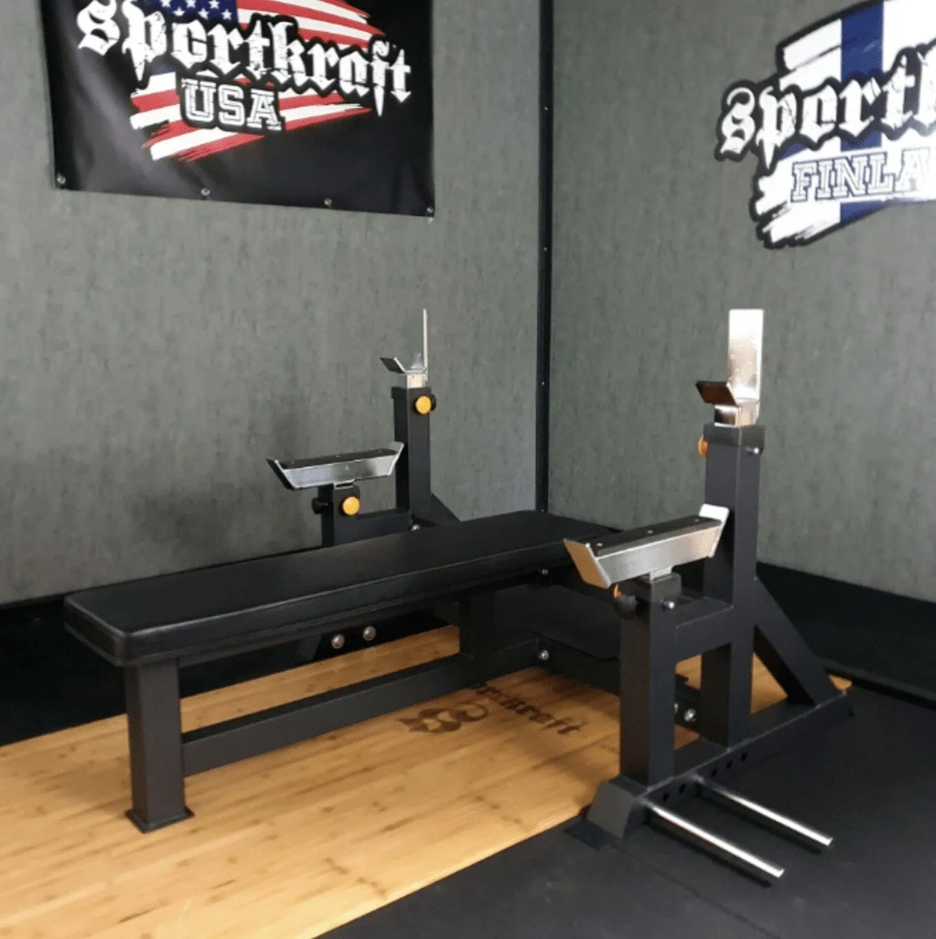 Kuntosalilaitteet, penkki ja painot.