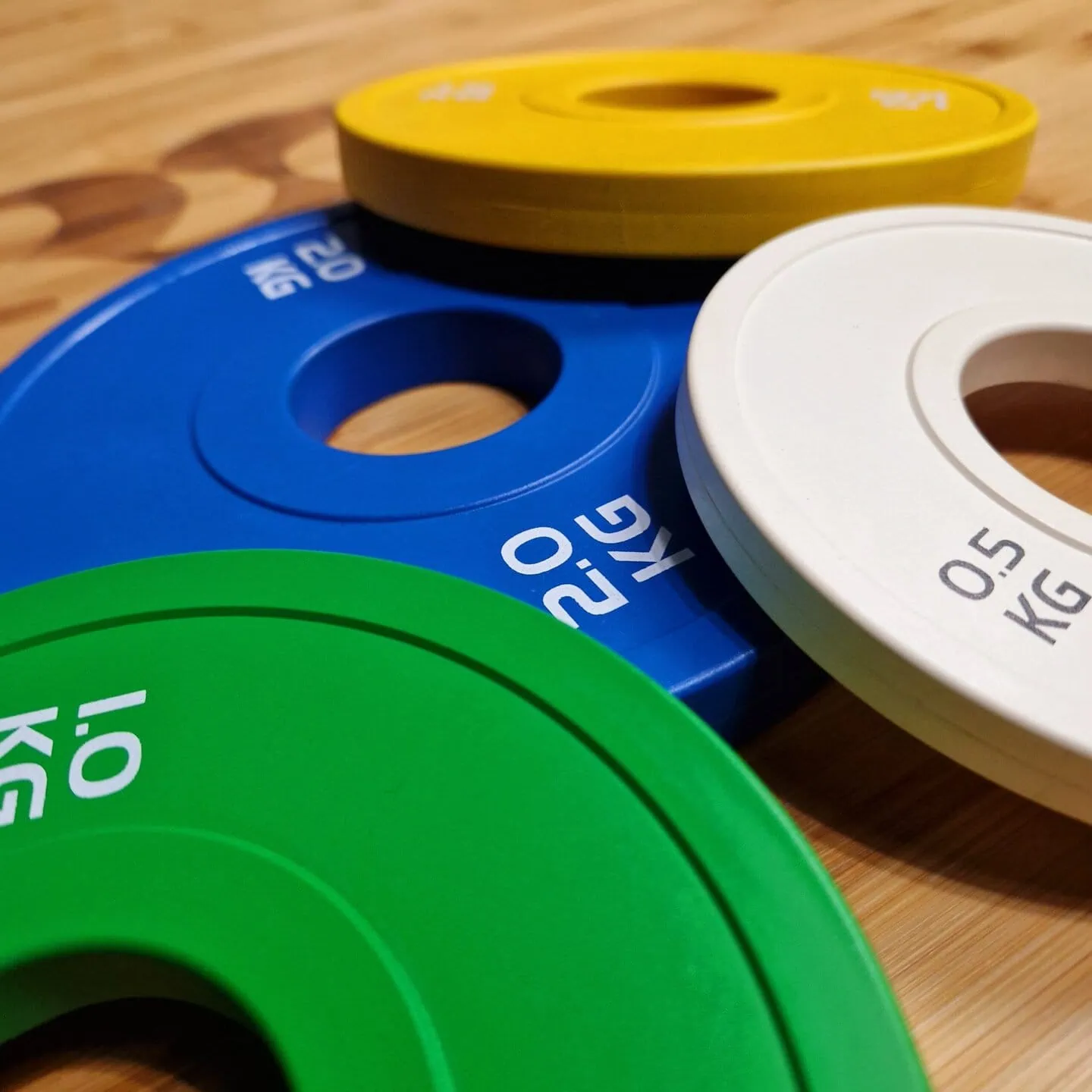 Värikkäitä painolevyjä eri kokoisina.