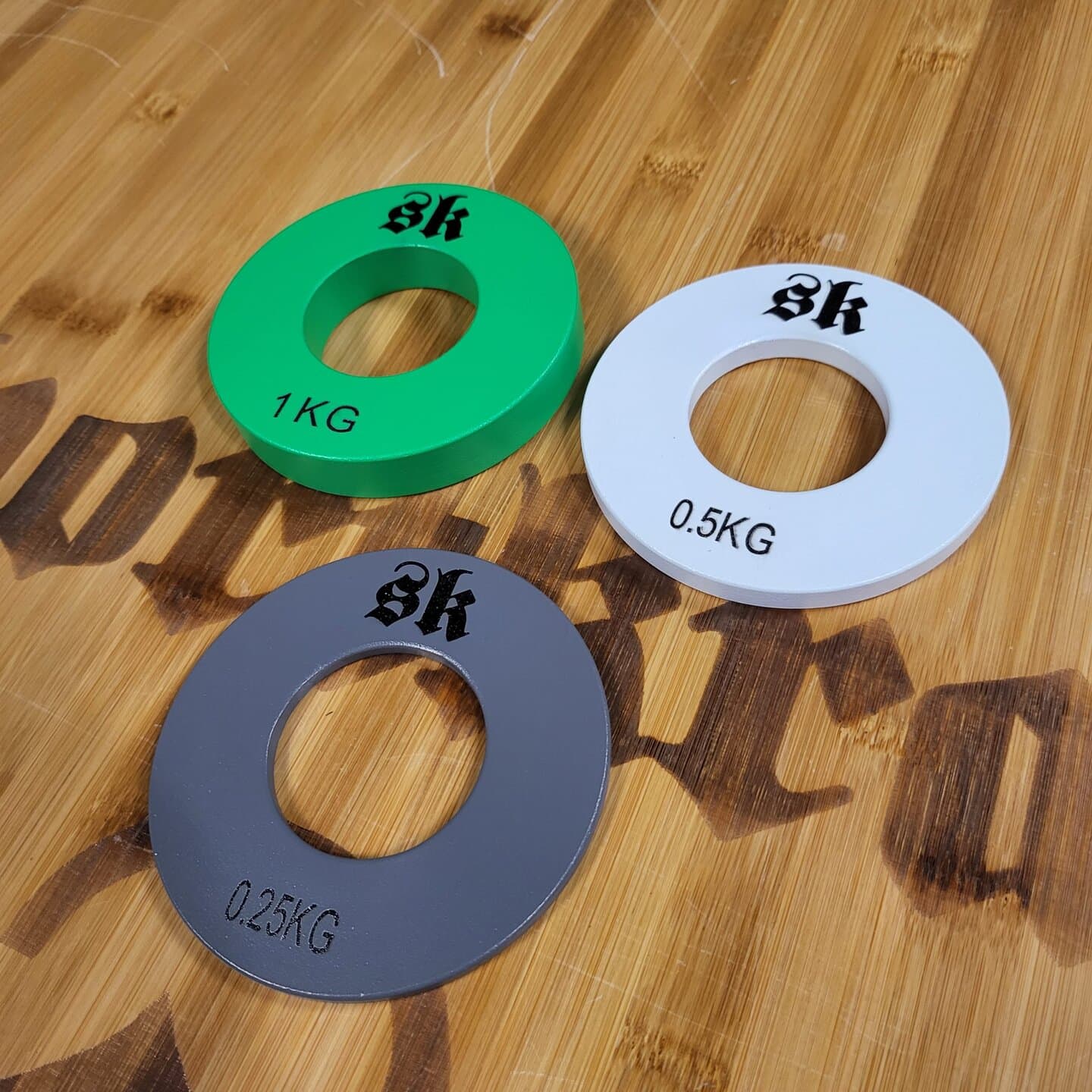 Sportkraft - Salimarkku Oy 34 SportKraft teräksiset fractional levypainot 0,25–1 kg voimaharjoitteluun.